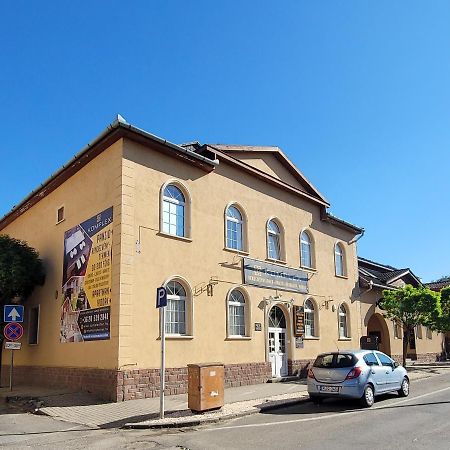 Komplex -Rendezvenytermek-Panzio-Apartman-Irodak- Матесалька Экстерьер фото