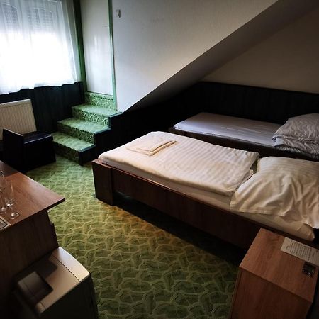 Komplex -Rendezvenytermek-Panzio-Apartman-Irodak- Матесалька Экстерьер фото