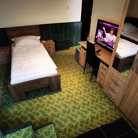 Komplex -Rendezvenytermek-Panzio-Apartman-Irodak- Матесалька Экстерьер фото