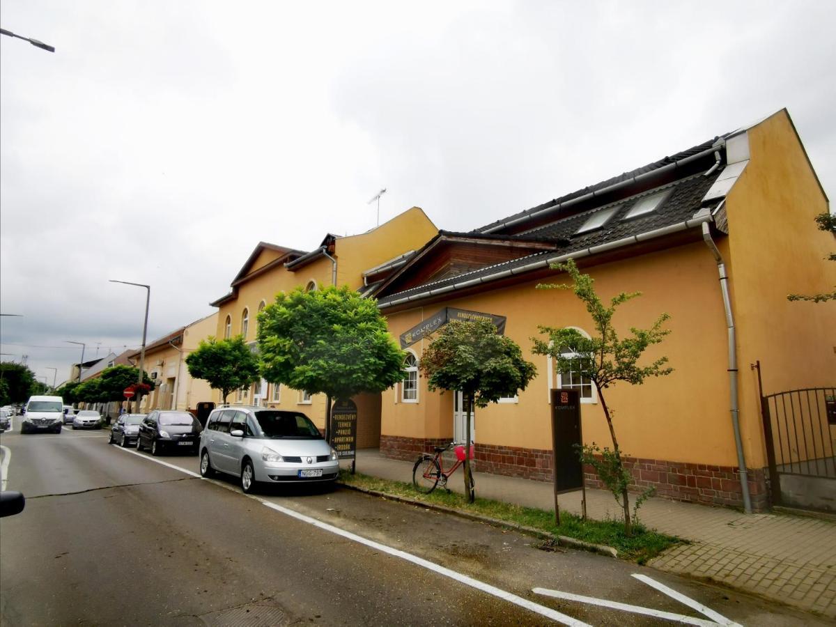Komplex -Rendezvenytermek-Panzio-Apartman-Irodak- Матесалька Экстерьер фото