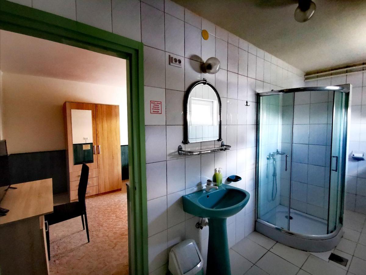 Komplex -Rendezvenytermek-Panzio-Apartman-Irodak- Матесалька Экстерьер фото