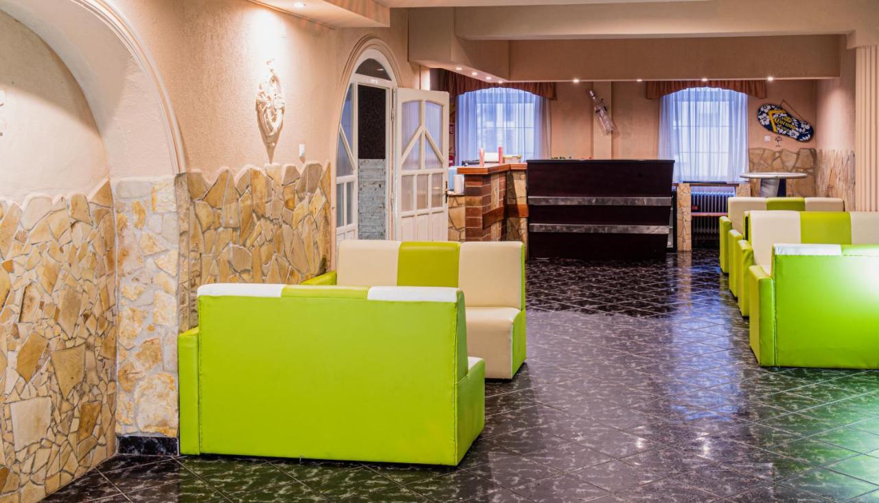 Komplex -Rendezvenytermek-Panzio-Apartman-Irodak- Матесалька Экстерьер фото
