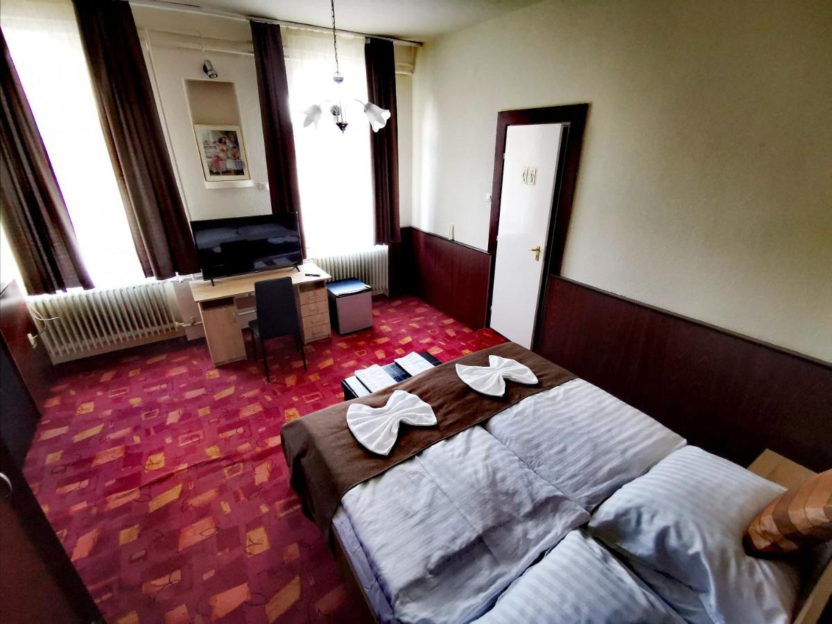 Komplex -Rendezvenytermek-Panzio-Apartman-Irodak- Матесалька Экстерьер фото
