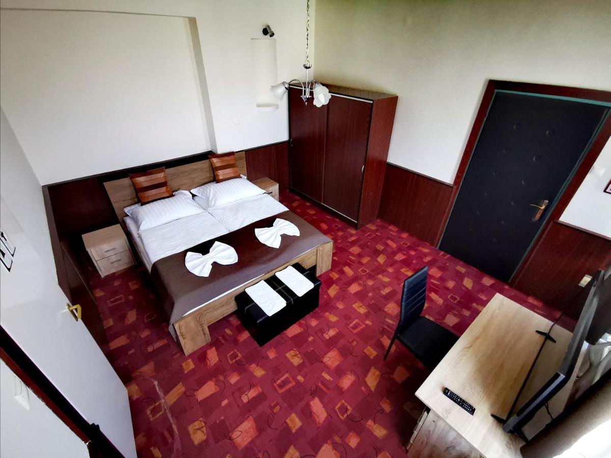 Komplex -Rendezvenytermek-Panzio-Apartman-Irodak- Матесалька Экстерьер фото
