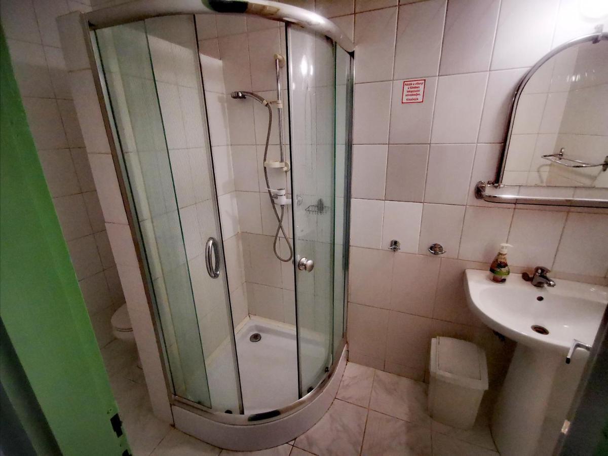 Komplex -Rendezvenytermek-Panzio-Apartman-Irodak- Матесалька Экстерьер фото