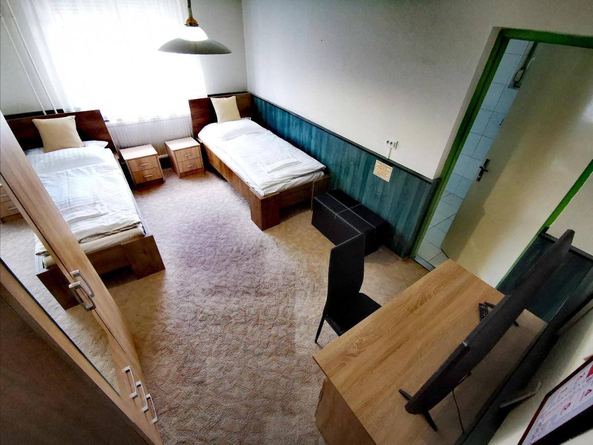 Komplex -Rendezvenytermek-Panzio-Apartman-Irodak- Матесалька Экстерьер фото