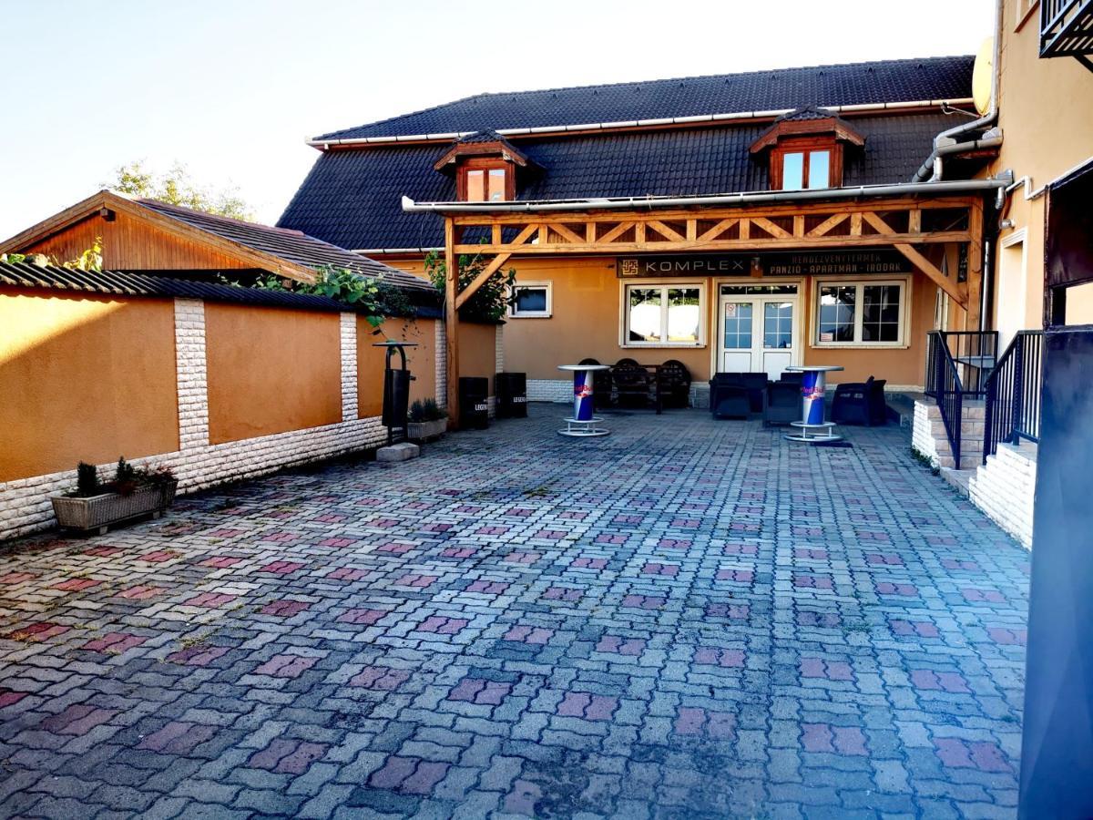 Komplex -Rendezvenytermek-Panzio-Apartman-Irodak- Матесалька Экстерьер фото
