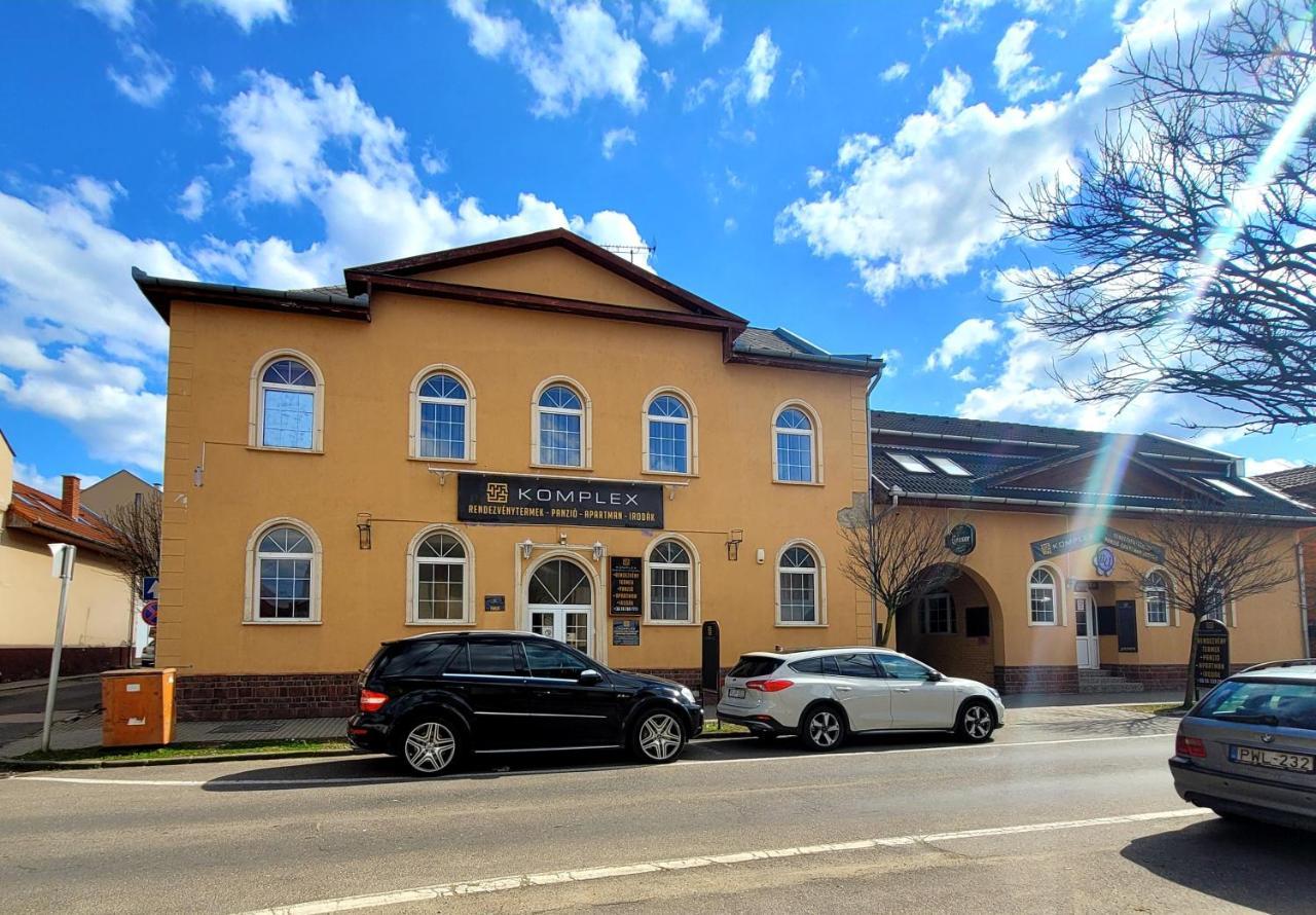 Komplex -Rendezvenytermek-Panzio-Apartman-Irodak- Матесалька Экстерьер фото
