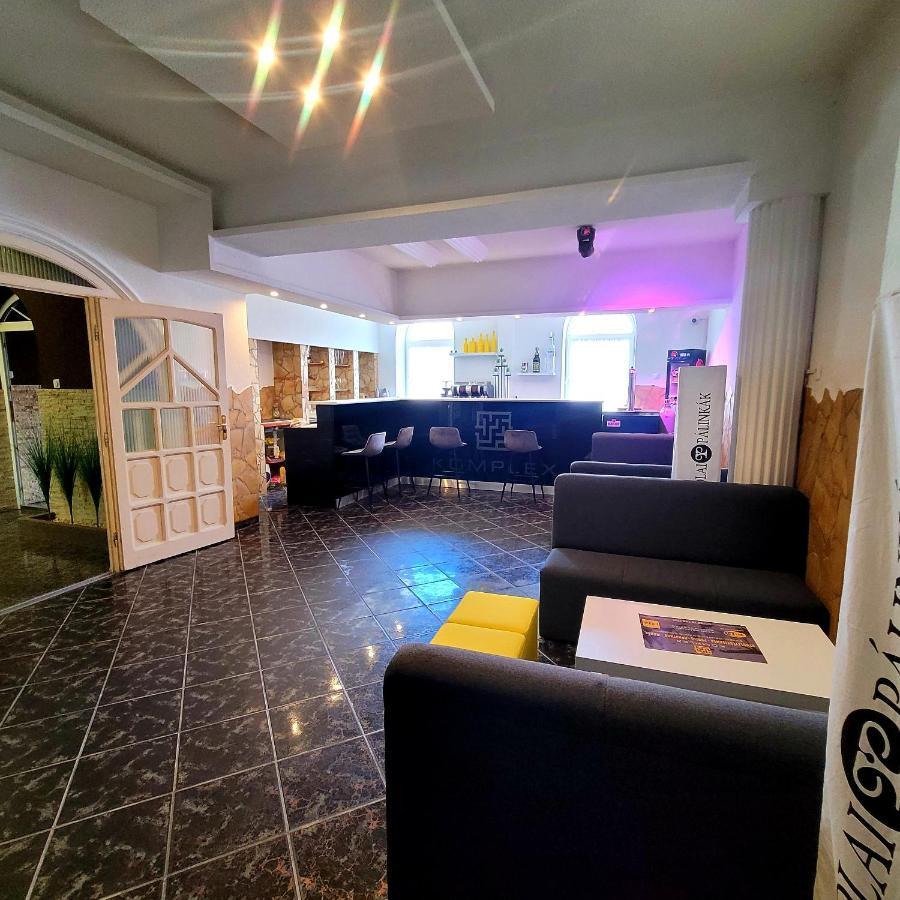Komplex -Rendezvenytermek-Panzio-Apartman-Irodak- Матесалька Экстерьер фото