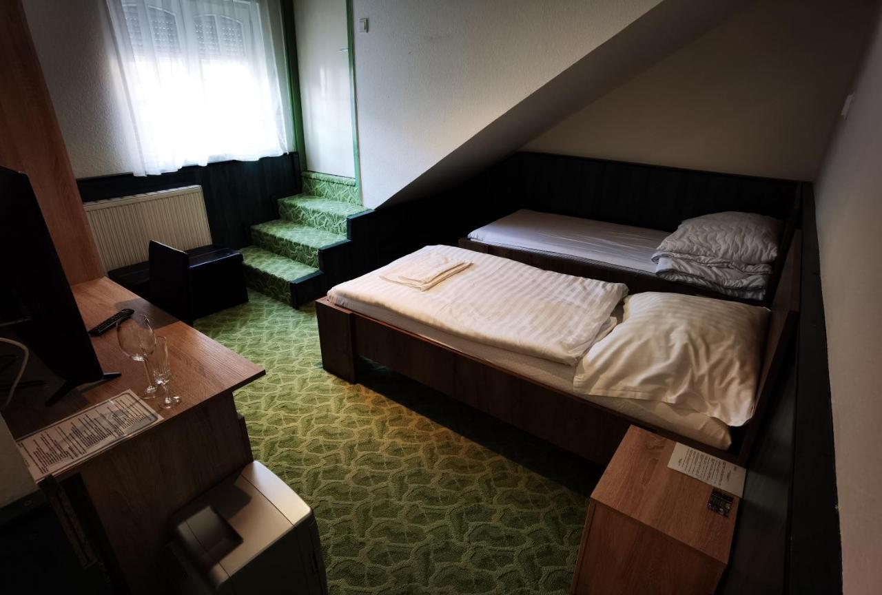Komplex -Rendezvenytermek-Panzio-Apartman-Irodak- Матесалька Экстерьер фото