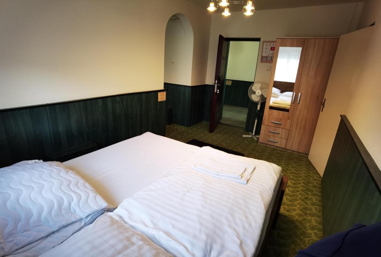 Komplex -Rendezvenytermek-Panzio-Apartman-Irodak- Матесалька Экстерьер фото