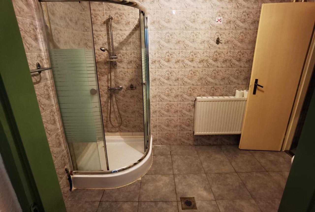 Komplex -Rendezvenytermek-Panzio-Apartman-Irodak- Матесалька Экстерьер фото
