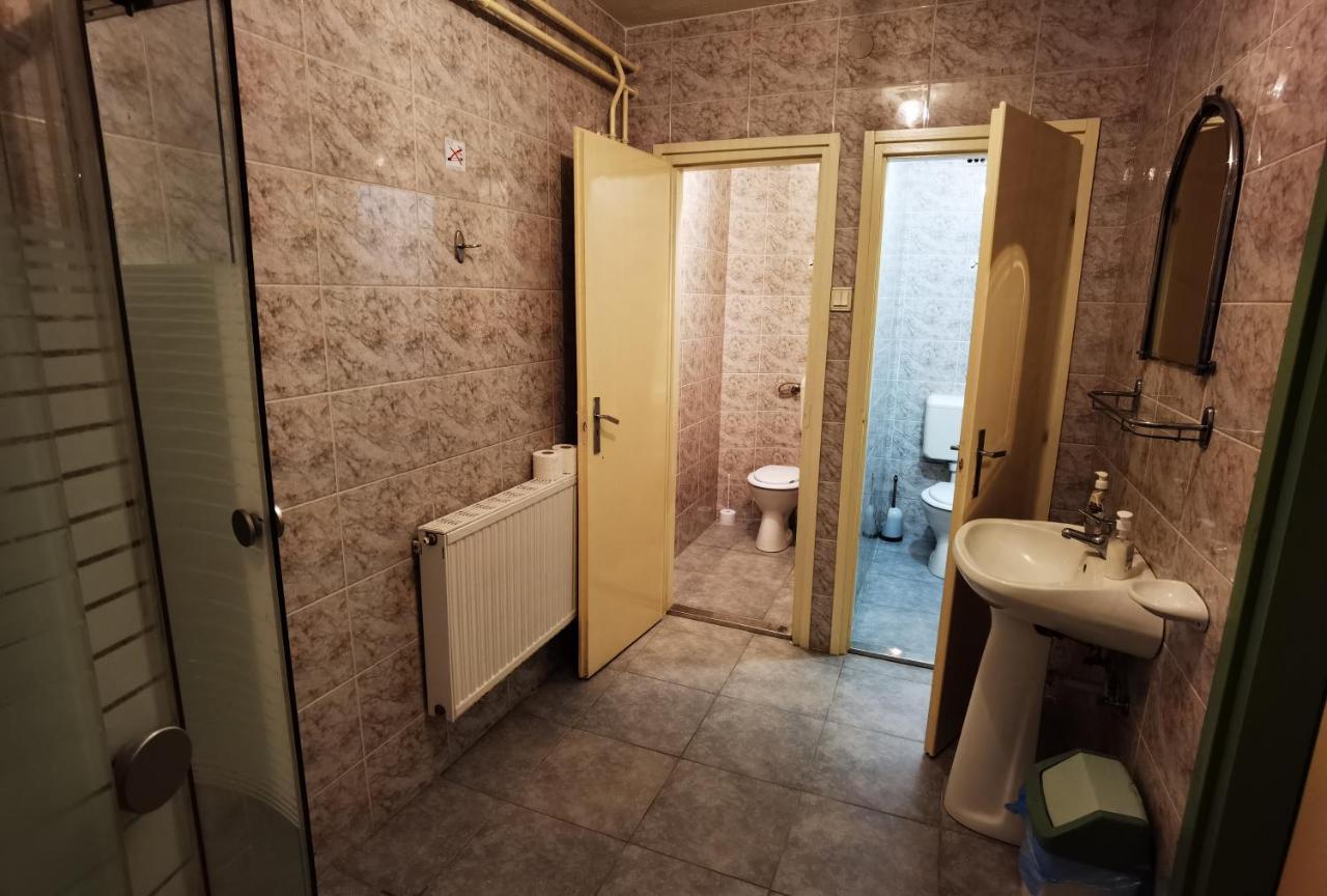 Komplex -Rendezvenytermek-Panzio-Apartman-Irodak- Матесалька Экстерьер фото